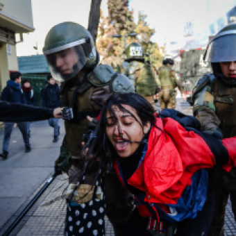 tehuelche noticias: Dan de baja a carabinera que agredi&oacute; a fot&oacute;grafa en el Instituto Nacional