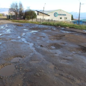 tehuelche noticias: Vecinos de Calle El Divisadero Reclaman por Mal Estado del Camino y Existencia de Microbasurales