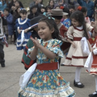 tehuelche noticias: Comunidad Educativa y Vecinos Fueron Parte de la Gran Muestra y Concurso de Cueca en Colegio Campos de Hielo