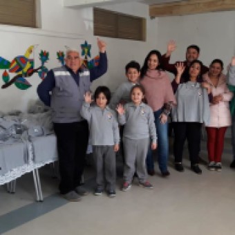 tehuelche noticias: Los 525 estudiantes de la escuela de Chile Chico tendr&aacute;n polera institucional en forma gratuita