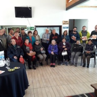 tehuelche noticias: Adultos/as mayores de Chile Chico reciben tarjeta de descuentos y visitan obras del Eleam