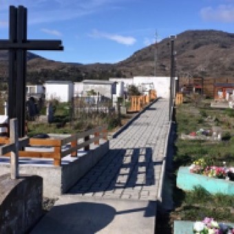 tehuelche noticias: Guadal: Trabajadores locales, proyecto municipal y recursos Gore permiten mejorar cementerio
