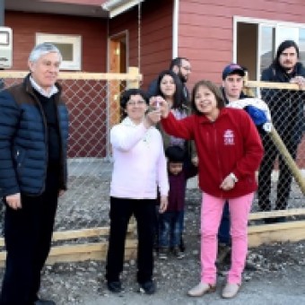 tehuelche noticias: Vecina de Puerto Ays&eacute;n recibe las llaves de su vivienda
