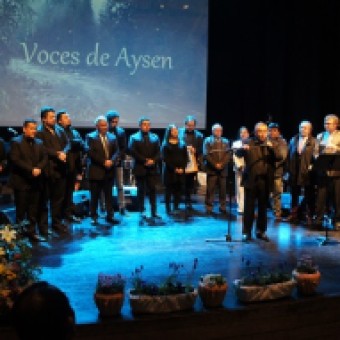 tehuelche noticias: ALCALDE ALEJANDRO HUALA Y CONCEJO MUNICIPAL HOMENAJEARON A CATORCE COYHAIQUINO/AS DESTACADOS
