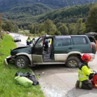 tehuelche noticias: Veh&iacute;culo se estrell&oacute; con ladera de cerro y dej&oacute; a sus dos ocupantes lesionadas
