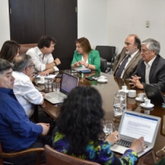 tehuelche noticias: Autoridades y pescadores: Abordan ley de pesca y zonas contiguas con el Ministro de Econom&iacute;a