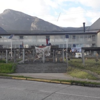 tehuelche noticias: Alumnos del Liceo Juan Pablo II inician Toma indefinida