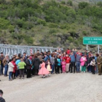 tehuelche noticias: Autoridades inauguraron junto a la comunidad de Cochrane el primer puente sobre el R&iacute;o Baker