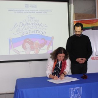 tehuelche noticias: Universidad de Ays&eacute;n y MOVILH firmaron convenio de colaboraci&oacute;n pionero en el pa&iacute;s