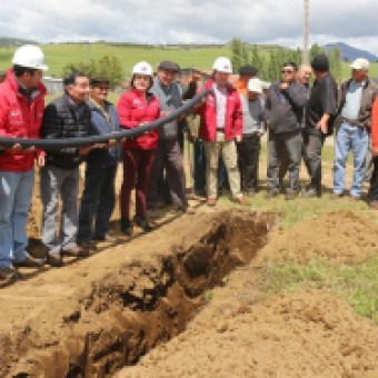 tehuelche noticias: COMUNIDAD JUNTO AL GOBIERNO INSTALAN PRIMERA TUBER&Iacute;A DE AMPLIACI&Oacute;N DEL SISTEMA DE AGUA POTABLE RURAL DE VILLA FREI