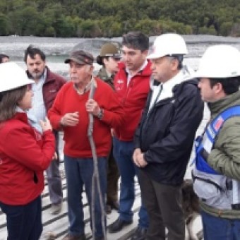 tehuelche noticias: Villa O&rsquo;Higgins: Autoridades y vecinos visitaron las obras de enrocado en la ribera del R&iacute;o Mosco