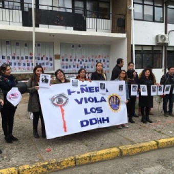 tehuelche noticias: ANEF realiz&oacute; acci&oacute;n frente a Intendencia para &ldquo;resaltar violaciones sistem&aacute;ticas de los derechos humanos&rdquo;