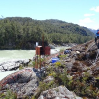 tehuelche noticias: UNIDAD REGIONAL DE GLACIOLOG&Iacute;A DEL MOP  INSTALA ESTACI&Oacute;N FLUVIOM&Eacute;TRICA QUE REGISTRAR&Aacute; EVENTOS EXTREMOS EN VALLE HUEMULES