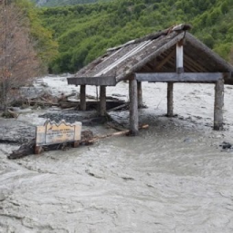tehuelche noticias: Nueva crecida del R&iacute;o Mosco gener&oacute; destrucci&oacute;n total de viviendas