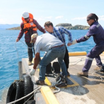 tehuelche noticias: Coordinaci&oacute;n entre Municipio y empresa privada permite extraer basura desde el lago