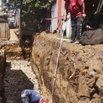 tehuelche noticias: MUNICIPALIDAD DE COYHAIQUE COMIENZA CONSTRUCCI&Oacute;N DE MUROS DE CONTENCI&Oacute;N EN POBLACI&Oacute;N VERA CARTES