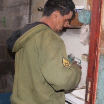 tehuelche noticias: Vivir con 20 mil pesos: La indigencia y el abandono en el rostro de dos hermanos