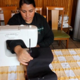 tehuelche noticias: FUNCIONARIAS DEL CCP DE COYHAIQUE CONFECCIONAN MASCARILLAS REUTILIZABLES