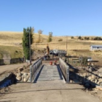 tehuelche noticias: 90% DE AVANCE PRESENTA INSTALACI&Oacute;N DE PUENTE MECANO LA CHILENITA