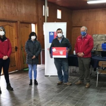 tehuelche noticias: En Cerro Castillo se inici&oacute; la entrega anticipada de computadores de Becas TIC de Junaeb a estudiantes de S&eacute;ptimo B&aacute;sico
