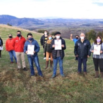 tehuelche noticias: En terreno Seremi hizo entrega de T&iacute;tulos de Propiedad  a Vecinos de Lago Atravesado