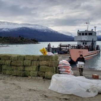 tehuelche noticias: Pobladores de Lago O&rsquo;Higgins reciben ayuda por parte del municipio y servicios del agro