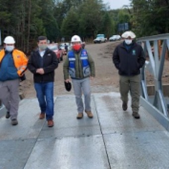 tehuelche noticias: ALCALDE DE LAGO VERDE NELSON OPAZO VERIFIC&Oacute; EN TERRENO EL T&Eacute;RMINO DE LA OBRA: PUENTE MECANO &ldquo;LAS TORRES&rdquo;