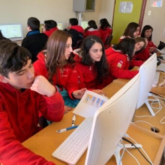 tehuelche noticias: Con audioclases y radionovelas, el Programa PACE UACh  ense&ntilde;a a estudiantes de territorios aislados de Ays&eacute;n