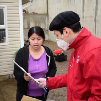 tehuelche noticias: Familias de Coyhaique reciben las escrituras de sus viviendas y ya son propietarias de sus hogares
