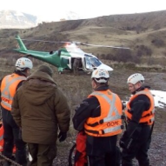 tehuelche noticias: Carabineros del GOPE, kayakistas y Bomberos localizan y rescatan cuerpo femenino desde las aguas del r&iacute;o Simpson