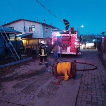 tehuelche noticias: Coordinaci&oacute;n entre Bomberos y Oficina de Adulto Mayor permite limpieza de ductos de humo