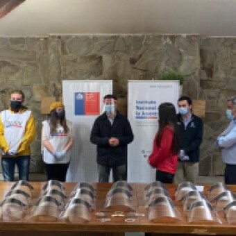 tehuelche noticias: U de Ays&eacute;n, dona 200 escudos faciales a la Red Asistencial