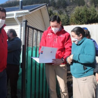 tehuelche noticias: Con Gran Alegr&iacute;a 105 Familias de Coyhaique Recibieron las Escrituras de sus Viviendas