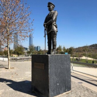 tehuelche noticias: Con escultura buscan homenajear al Teniente Hern&aacute;n Merino Correa