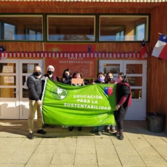tehuelche noticias: Escuela Municipal de Puerto Guadal obtiene certificaci&oacute;n ambiental de Excelencia