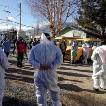 tehuelche noticias: Municipalidad de Coyhaique contin&uacute;a con entregas de alimentos a familias con estricto protocolo sanitario