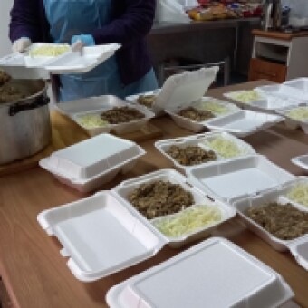 tehuelche noticias: Proyecto Municipal entrega almuerzos y cenas modo delivery a adultos mayores que viven solos