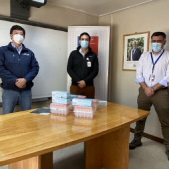 tehuelche noticias: C&aacute;mara Chilena de la Construcci&oacute;n de Coyhaique y Mutual de Seguridad donaron 700 kits para la toma de muestra de examen PCR