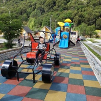 tehuelche noticias: Villa O&acute;Higgins: Culmin&oacute; instalaci&oacute;n de juegos modulares para la localidad