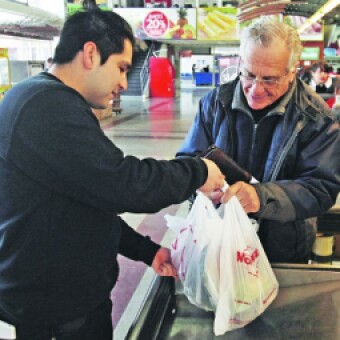 tehuelche noticias: &ldquo;Propineros&rdquo; esperan retomar sus servicios en supermercado Unimarc ante inminentes fiestas de fin de a&ntilde;o