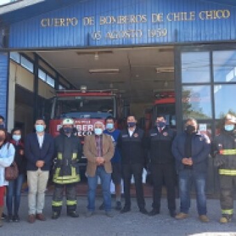 tehuelche noticias: Alcalde firma contrato con empresa que ejecutar&aacute; reposici&oacute;n del Cuartel General de Bomberos