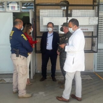 tehuelche noticias: PDI Ays&eacute;n inicia protocolo de control de segundo cargamento de vacunas contra el Covid-19 llegadas a la regi&oacute;n