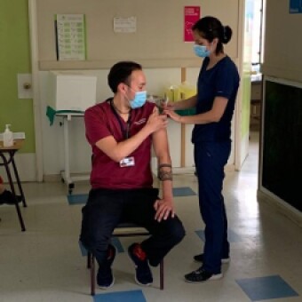 tehuelche noticias: Personal de Salud recibe la segunda dosis de la vacuna contra COVID-19