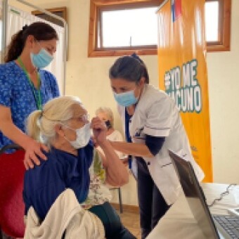 tehuelche noticias: Equipo de vacunaci&oacute;n se traslad&oacute; hasta junta vecinal para inmunizar a adultos mayores del sector
