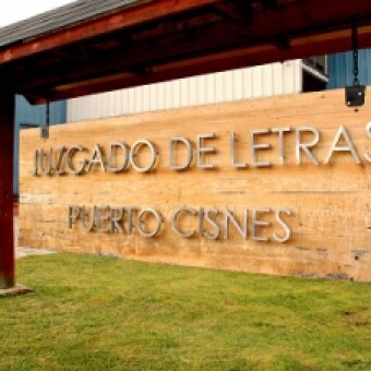 tehuelche noticias: JUZGADO DE PUERTO CISNES DEJA CON ARRESTO DOMICILIARIO, FIRMA SEMANAL Y PROHIBICI&Oacute;N DE ACERCARSE A LA V&Iacute;CTIMA A FUNCIONARIO MUNICIPAL IMPUTADO POR VIF