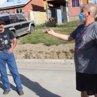 tehuelche noticias: Postes de alumbrado p&uacute;blico en l&iacute;nea de soleras impide t&eacute;rmino de pavimentaci&oacute;n de calle Circunvalaci&oacute;n Escuela Agr&iacute;cola