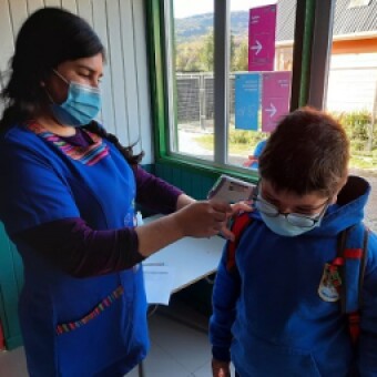 tehuelche noticias: Bajo estrictas medidas preventivas se realizan las clases en escuela de Puerto Guadal