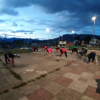 tehuelche noticias: En parque V&iacute;ctor Jara se realizan clases de Fit Folk, una disciplina que busca combinar ritmos folkl&oacute;ricos con ejercicio f&iacute;sico