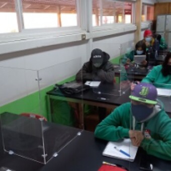 tehuelche noticias: Liceo de Chile Chico trabaja a diario por disminuir los riegos, prevenir y garantizar las clases