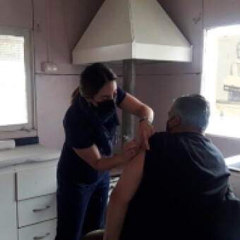 tehuelche noticias: Equipos de vacunaci&oacute;n se trasladaron a diversas sedes vecinales para acercar la inmunizaci&oacute;n a todos los sectores de Coyhaique